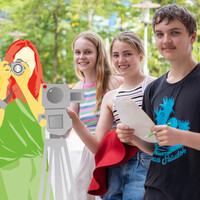 Gruppe Jugendlicher dreht einen Film im kreativen Medien-Workshop