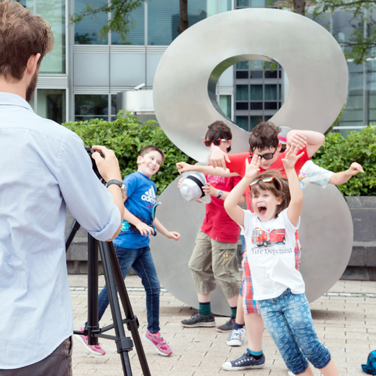 Kinder tanzen vor der Kamera bei einem Musikvideo-Kindergeburtstag