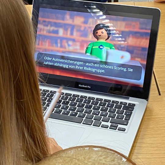Schülerinnen und Schüler arbeiten in einem Big-Data-Projekt mit der Bundeszentrale für politische Bildung