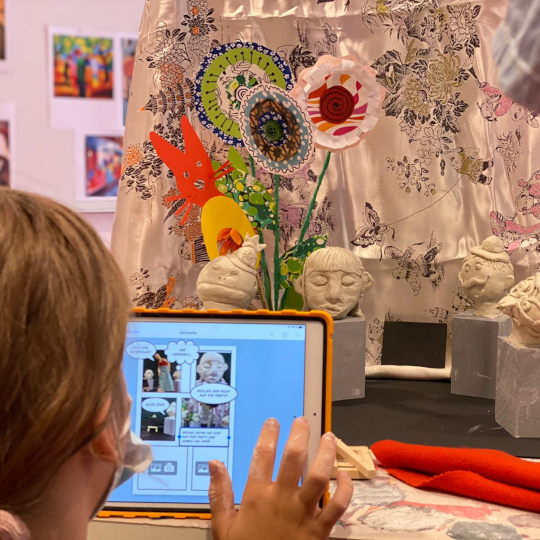 Kind vergleicht Fotografien auf dem Tablet mit einem Ausstellungsstück im Museum August Macke Haus
