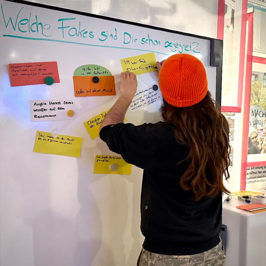 Besucherinnen und Besucher erkunden Fake News an interaktiven Stationen im Haus der Geschichte