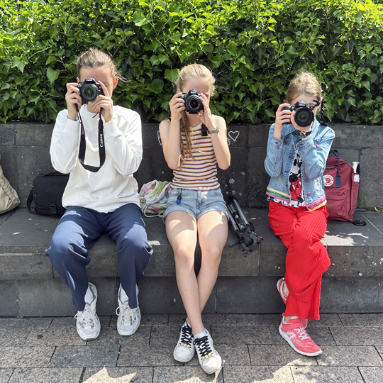 Kinder fotografieren mit einer Kamera in einem Foto-Workshop