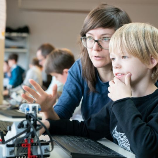 Mutter und Sohn programmieren gemeinsam den selbstgebauten LEGO-Roboter im Groß und Klein-Workshop