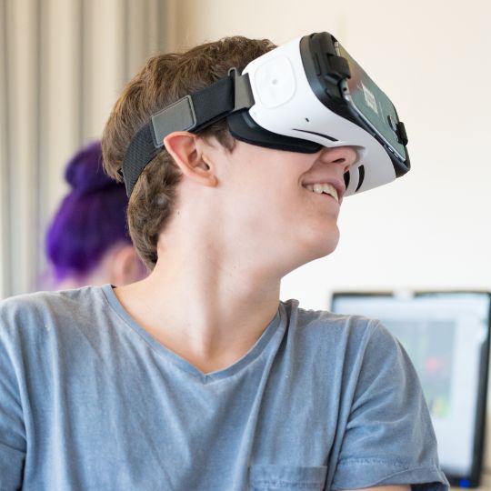 Kind erlebt Virtual Reality mit VR-Brille in einem VR-Workshop