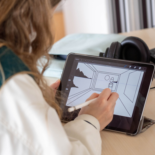 Mädchen zeichnet mit digitalem Stift auf einem Tablet im Medien-Workshop