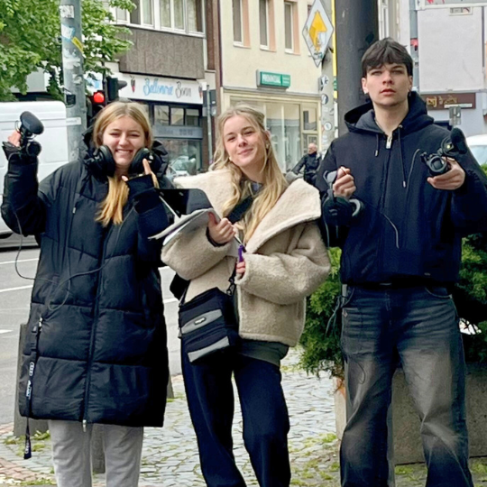 Jugendliche mit Kameras