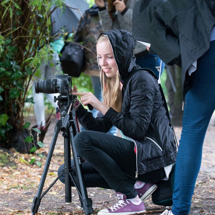 Jugendliche fotografieren bei Foto-Safari in den Herbstferien