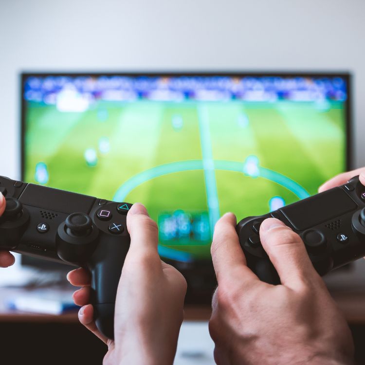 Jugendliche sitzen gemeinsam an PCs und spielen ein Computerspiel im Medienklub.