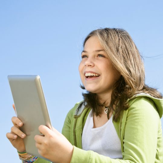 Mädchen mit Tablet in der Hand