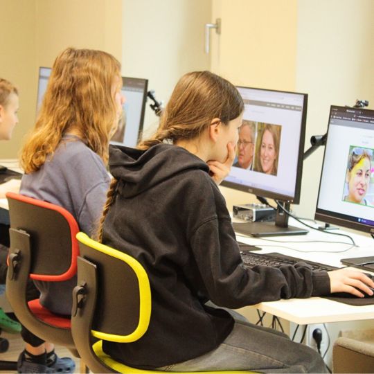 Zwei Jugendliche untersuchen Fake News in einem medienkritischen Schulprojekt