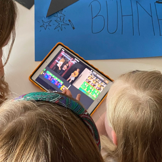 Kinder erstellen und bearbeiten ein eigenes Video beim Medienausflug