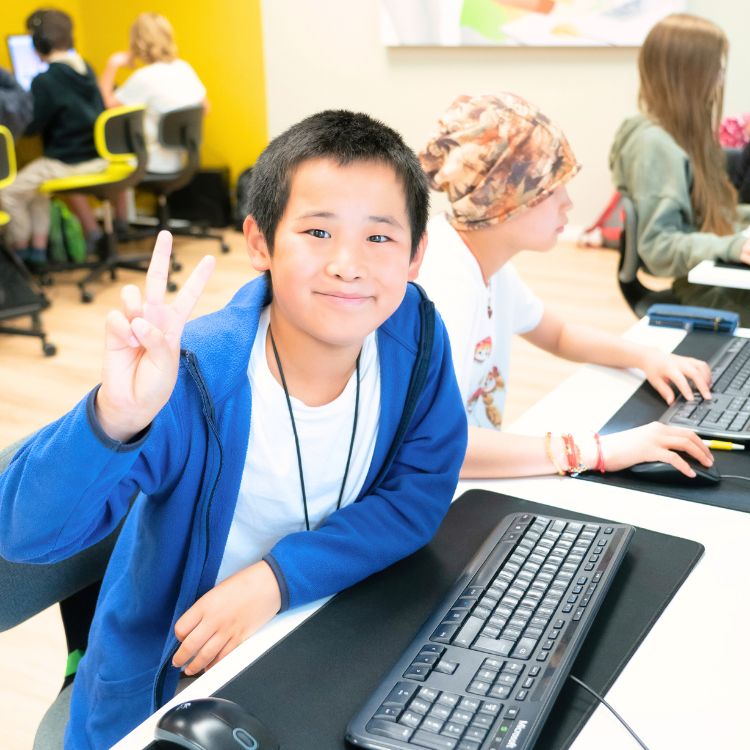Jugendliche erarbeiten gemeinsam digitale Projekte bei der Digital AG.