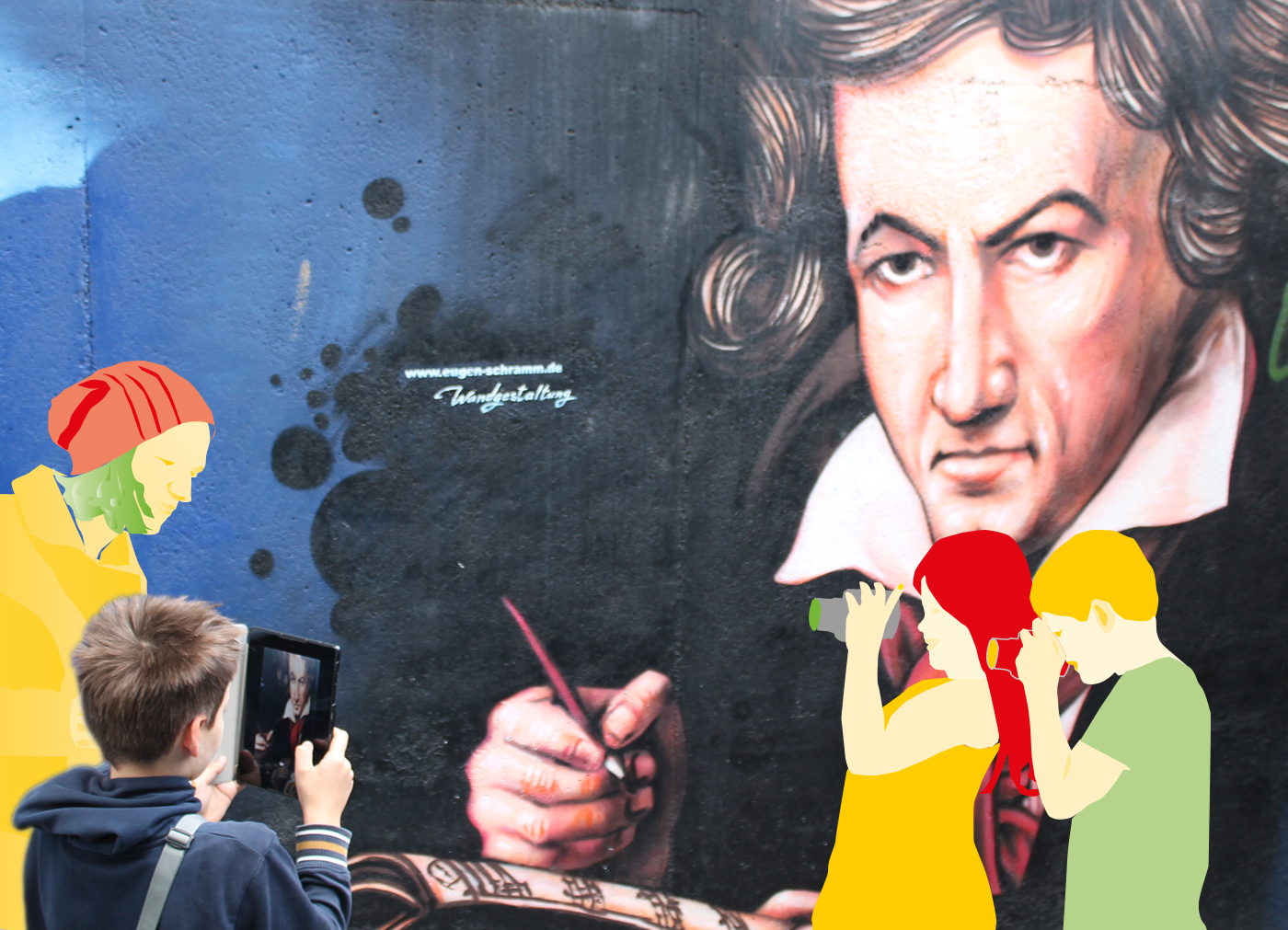 Kind fotografiert eine Beethoven-Wand mit dem Tablet bei einem Medienprojekt