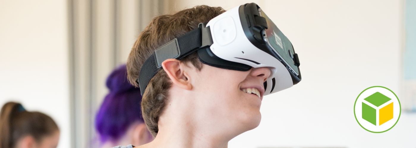 Jugendlicher mit VR-Brille erlebt virtuelle Realität in einem 3D-Workshop.