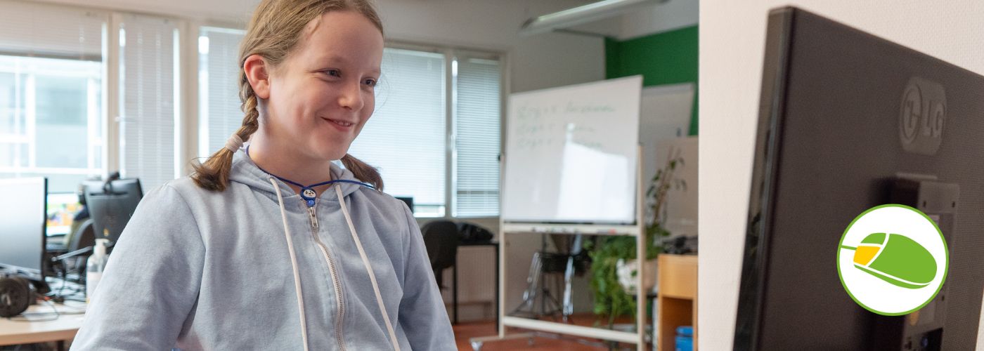 Mädchen arbeitet vorm Computer