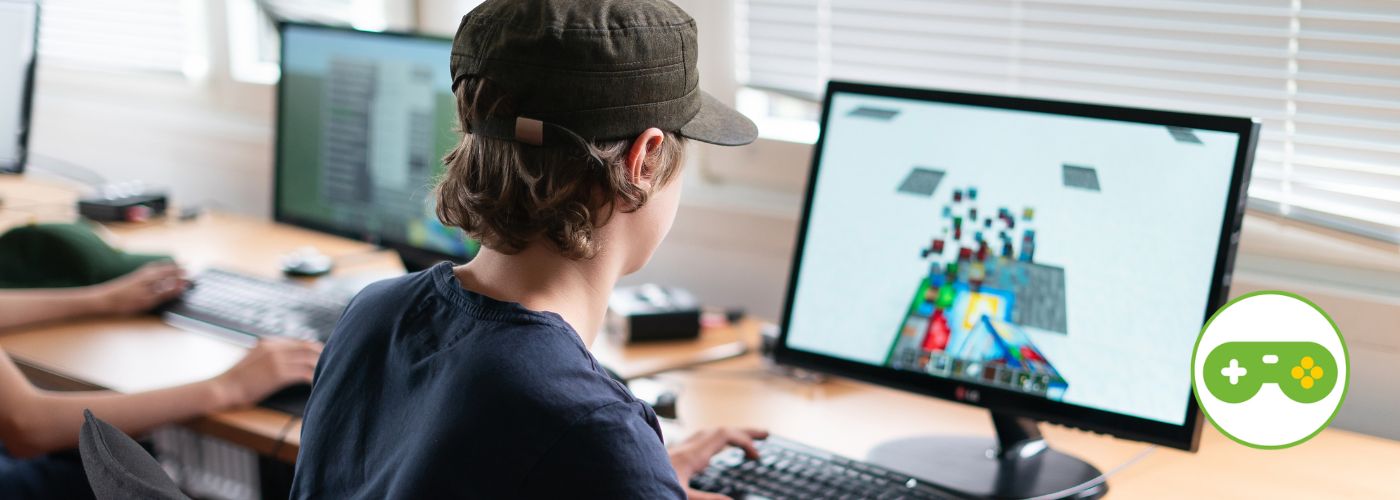Jugendliche gestalten eigene Spielewelten an PCs im Gaming-Workshop.