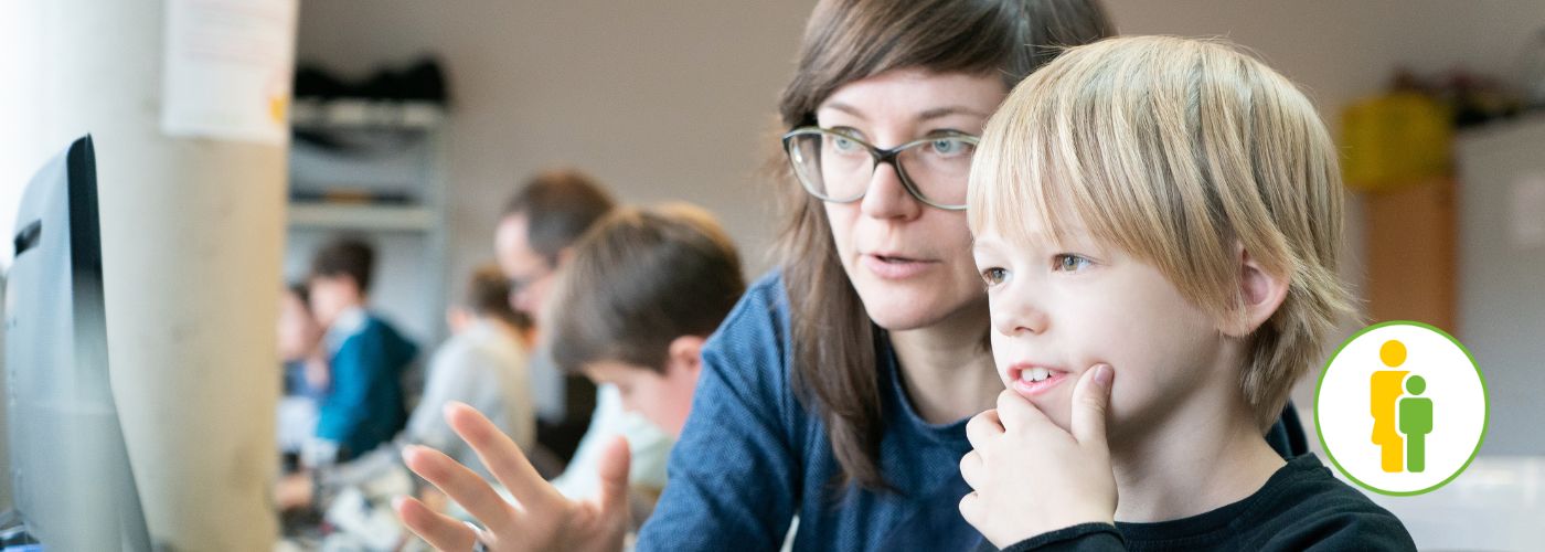 Mutter und Sohn programmieren gemeinsam LEGO Roboter im Workshop Für Groß und Klein.