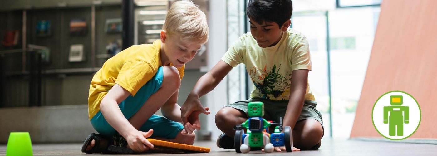 Kinder bauen mit Robo Wunderkind-Robotern im Rahmen eines Robotik-Workshops.